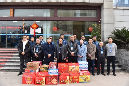 集團公司黨委書記、董事長周燕賓一行看望慰問臨港公司一線員工
