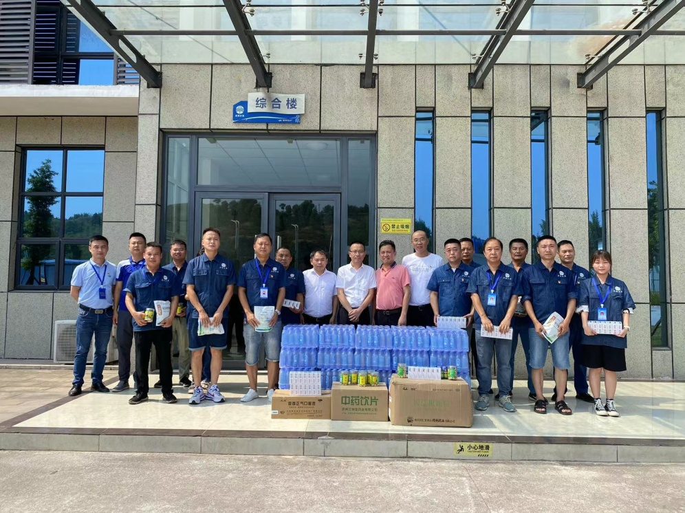 公服集團黨委書記、董事長楊中才一行到清源水務公司開展“夏送清涼”慰問活動