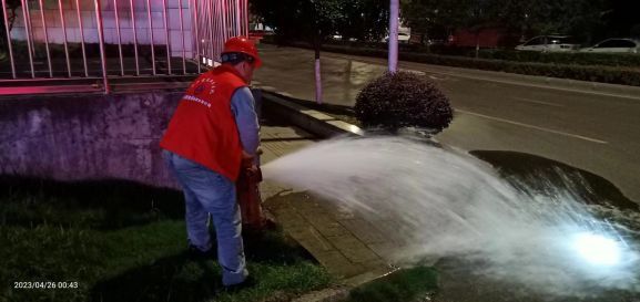 深夜集中管網沖洗，保障安全優質供水