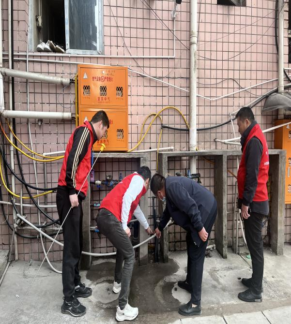 共產黨員服務大隊支部聯合共產黨員服務大隊中心城區分隊開展“五進”活動暨學雷鋒志愿服務活動