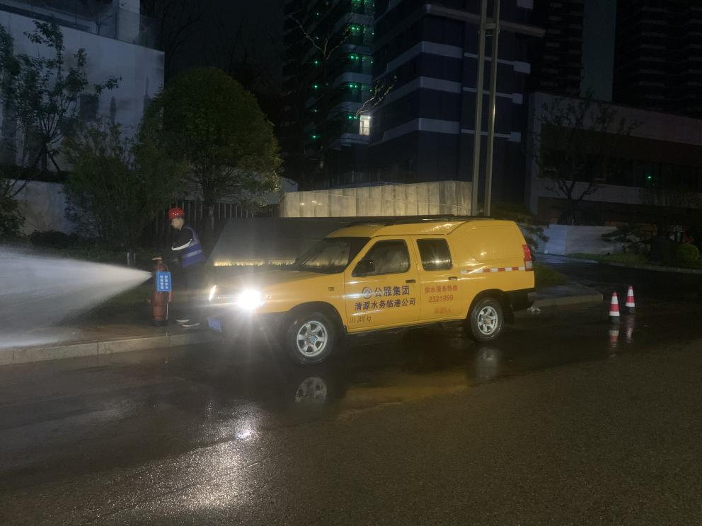 開展供區管網沖洗 保障居民安全用水