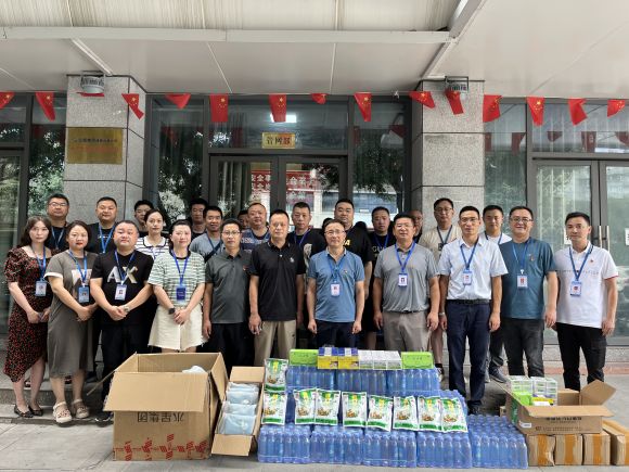 炎炎夏日送清涼，絲絲關懷沁人心