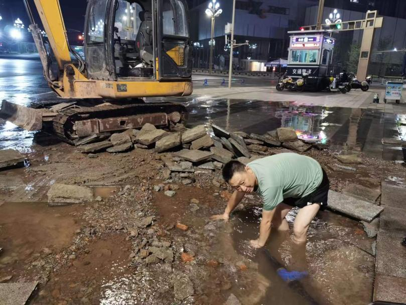 夏夜奮戰搶修  全力迎峰度夏